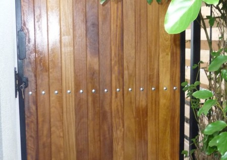 Side Gate
