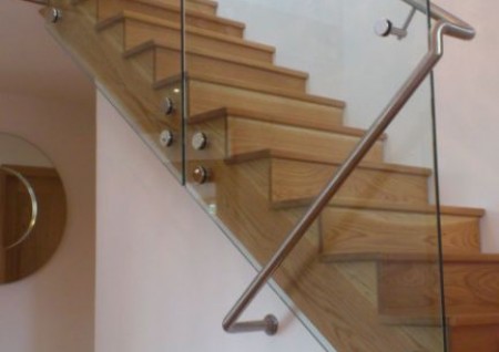 Cantilver Glass Balustrade on Oak Stairs